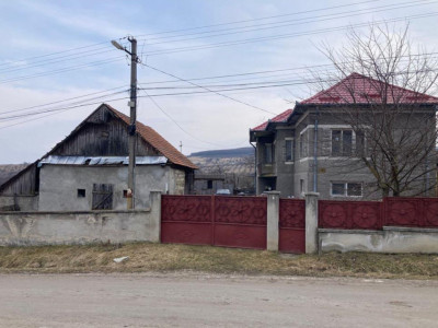 Teren intravilan 1640 mp cu casa veche Corusu