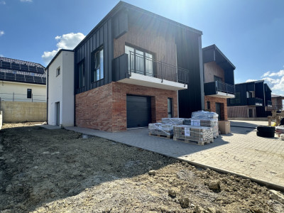 Casa cuplata finisată cu CF utilitati asfalt  in apropiere 