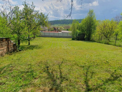 Teren intravilan in Baciu 900 mp, front 15m cu asfalt si utilitati 