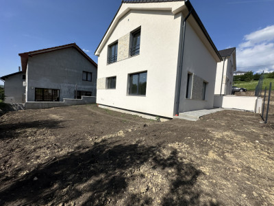 Casa cuplata CF cu toate utilitati acces facil si asfalt în Dezmir