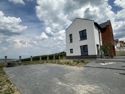 Casa finalizata exterior cu utilitati și priveliște panoramica Dezmir 