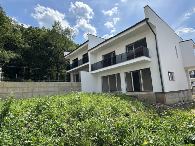 Casa cuplata cu toate utilitati acces facil si asfalt în Dezmir